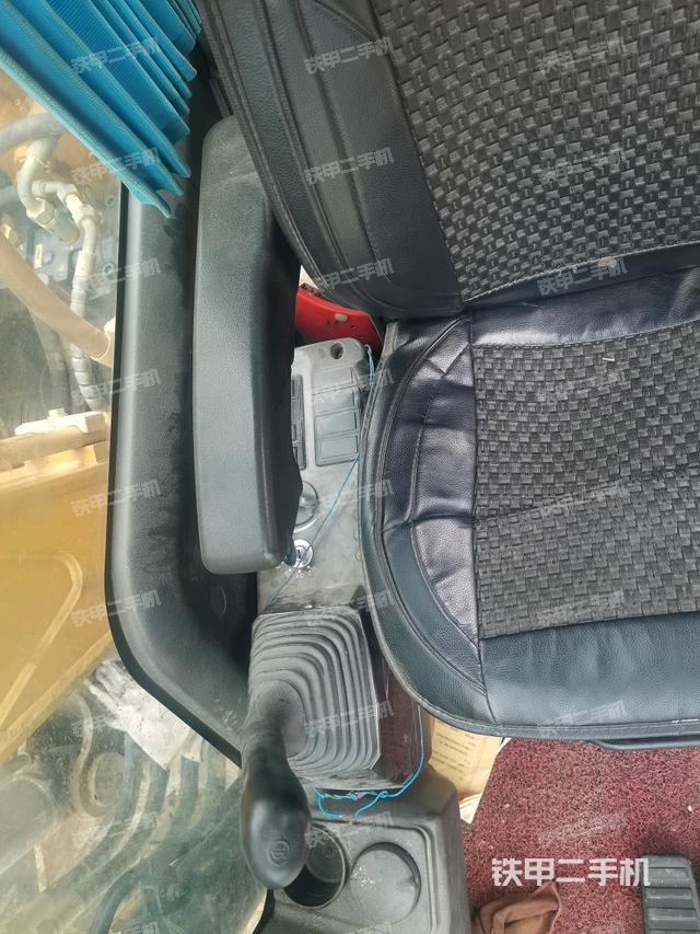 座椅右侧控制台/钥匙门/油门/含右手柄（驾驶室部分）