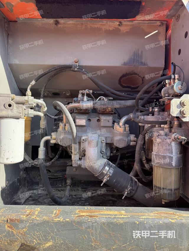 液压泵舱室正面整体（整机外观）