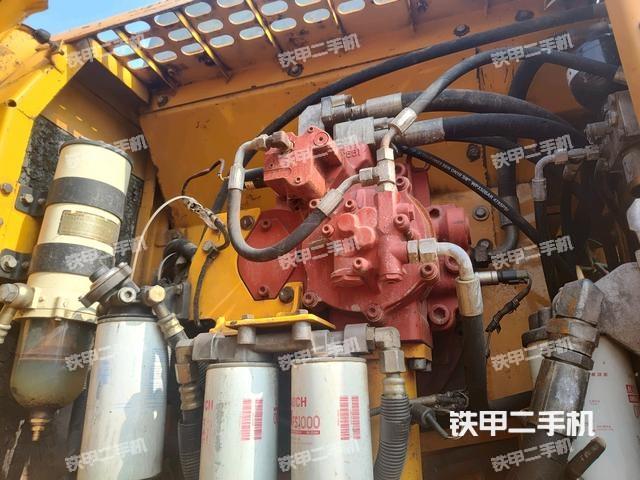 液压泵舱室正面整体（整机外观）