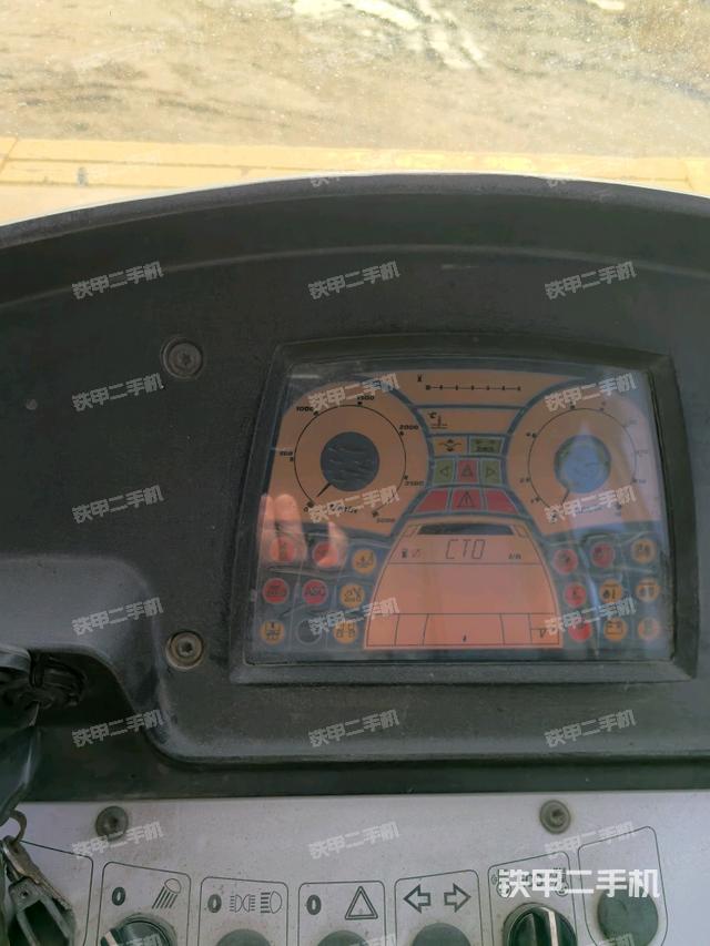 仪表盘全景（压路机驾驶室）