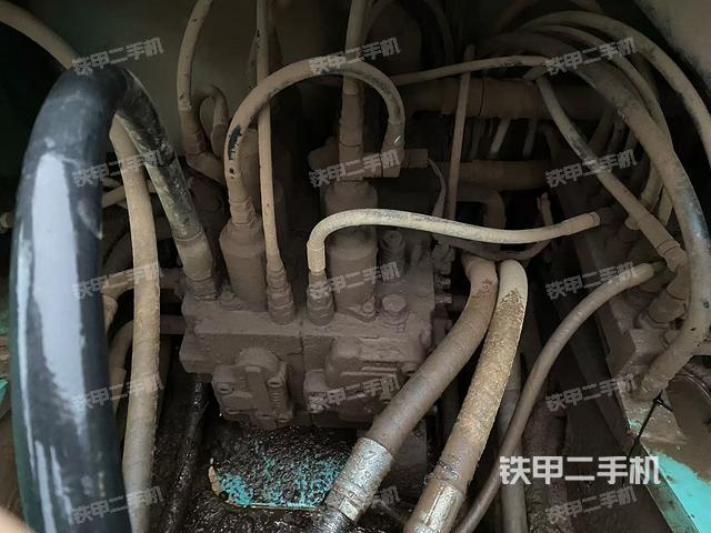 回转马达和主控阀（整机外观）