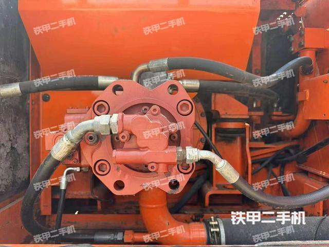 液压泵舱室正面整体（整机外观）