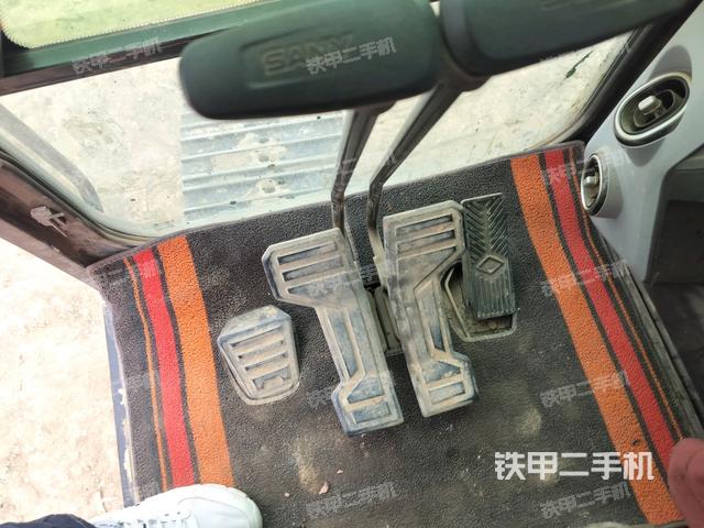 行走控制手柄和踏板 俯拍（驾驶室部分）