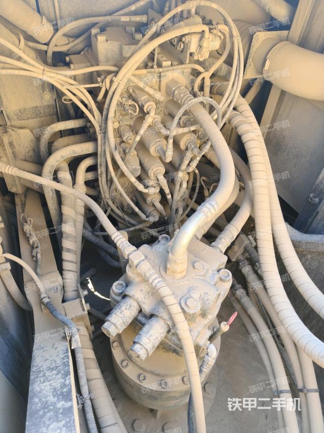 回转马达和主控阀（整机外观）