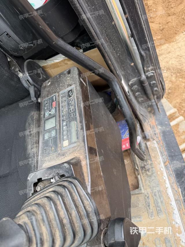 座椅左侧控制台/音响/含左手柄（驾驶室部分）