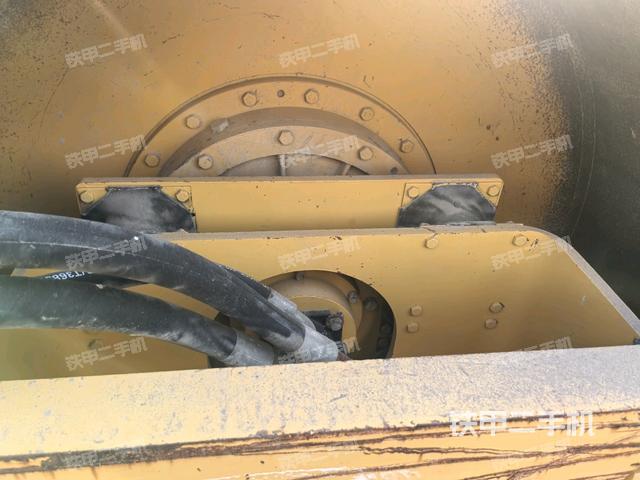 后輪右側(cè)全景（壓路機前后車架）