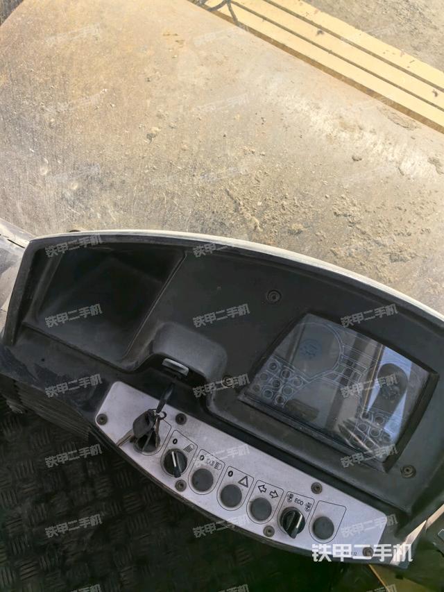 驾驶室内座椅、仪表操作手柄全景（压路机驾驶室）