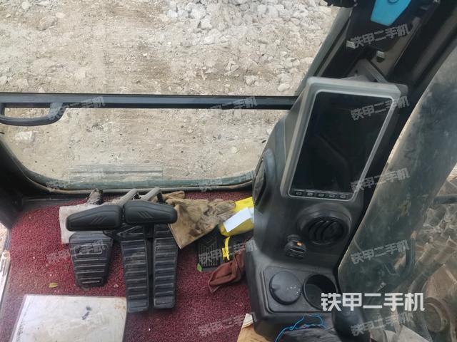 行走控制手柄和踏板 俯拍（驾驶室部分）