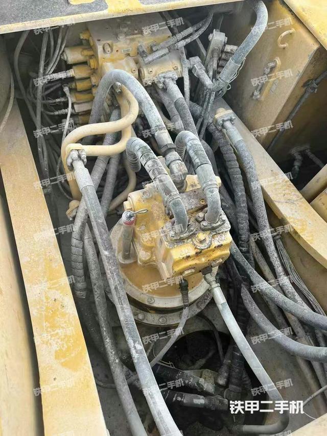 回轉(zhuǎn)馬達(dá)和主控閥（整機(jī)外觀）