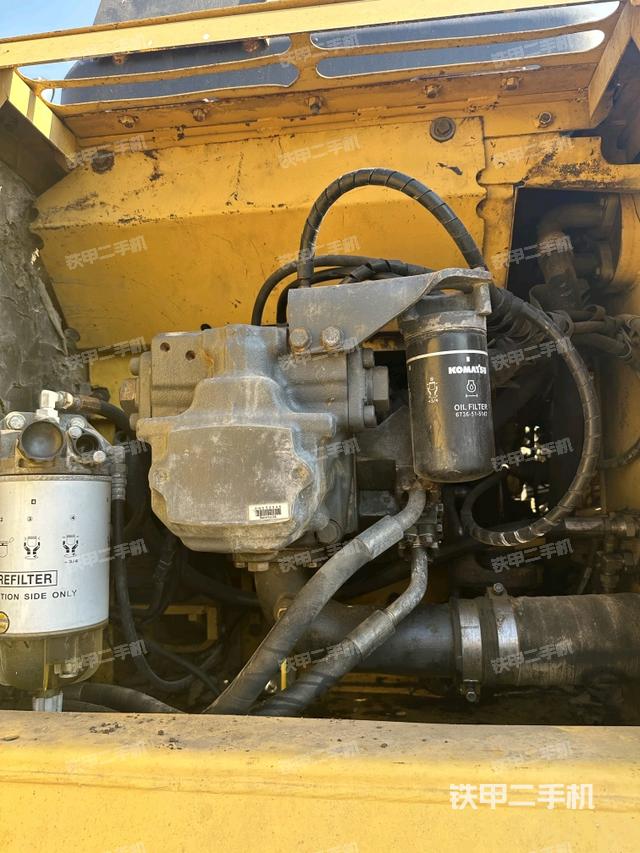 液压泵舱室正面整体（整机外观）