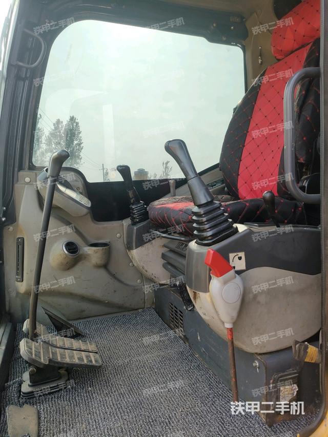 驾驶室顶部（整机外观）