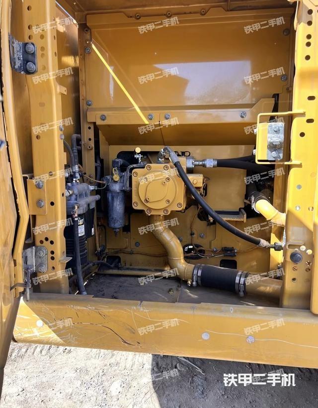 液压泵舱室正面整体（整机外观）