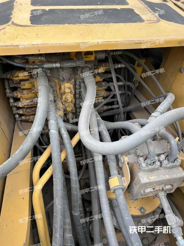 回轉(zhuǎn)馬達(dá)和主控閥（整機(jī)外觀）