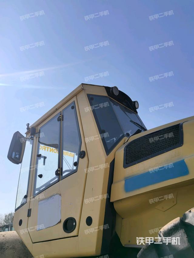 右侧正面照（压路机驾驶室）