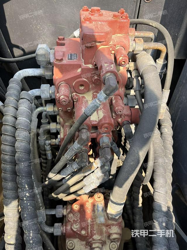 回转马达和主控阀（整机外观）