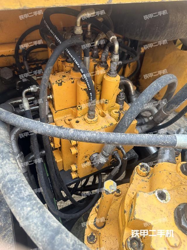 回转马达和主控阀（整机外观）