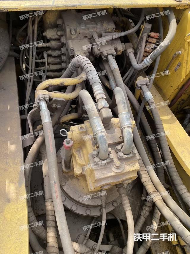 回转马达和主控阀（整机外观）