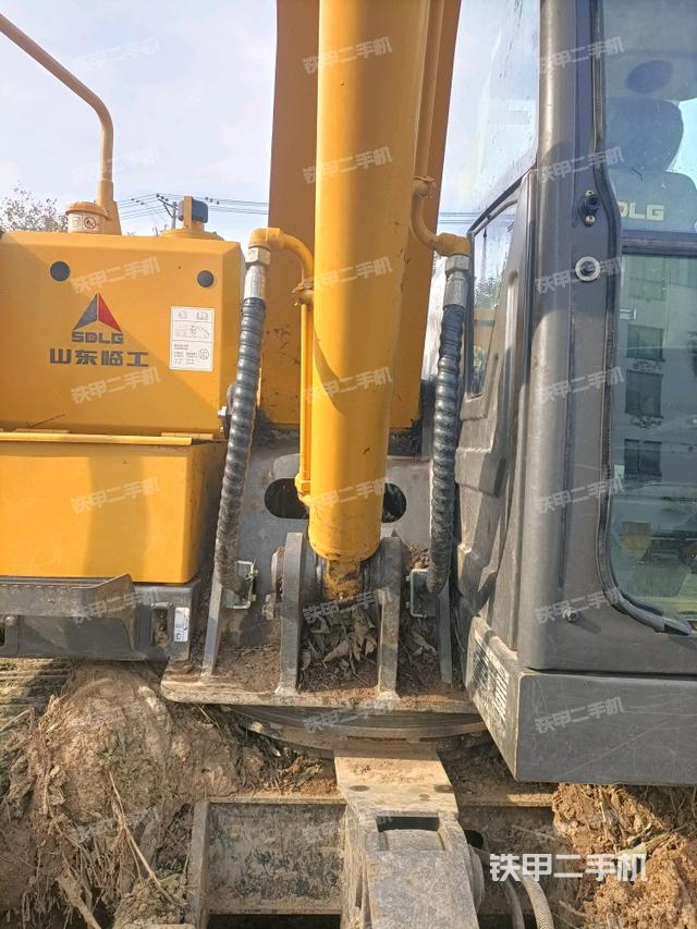 大臂根部?斜（工作和回轉(zhuǎn)裝置）