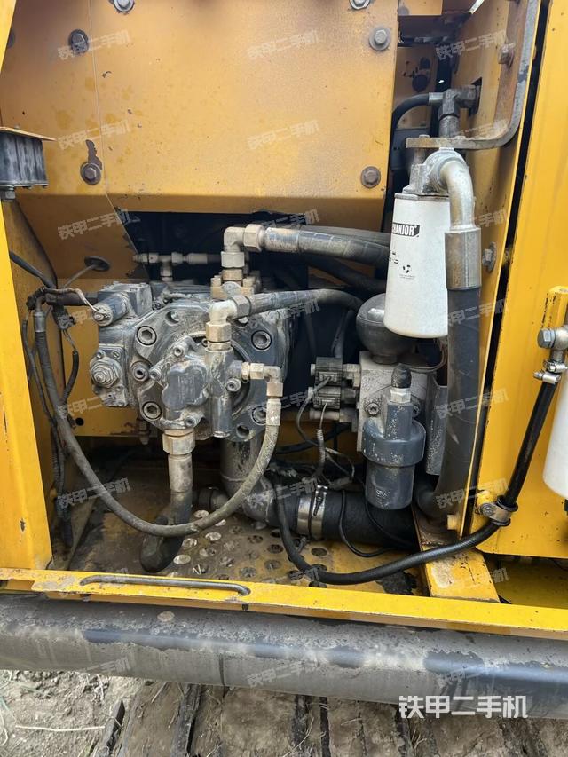 液压泵舱室正面整体（整机外观）