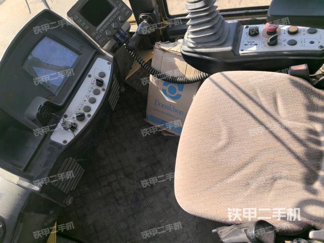 驾驶室侧向上照全景（压路机驾驶室）