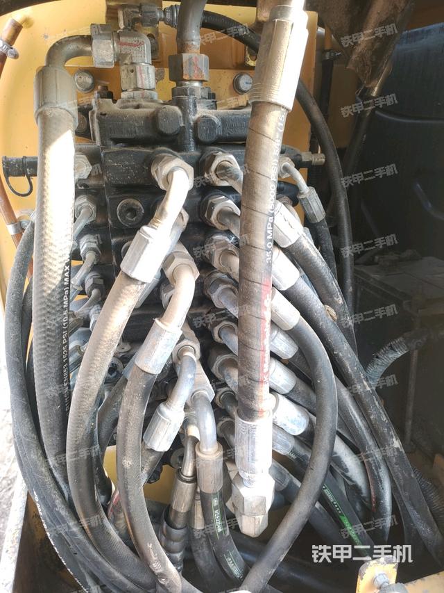 回转马达和主控阀（整机外观）