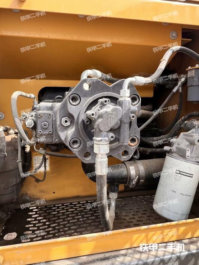 液压泵舱室正面整体（整机外观）