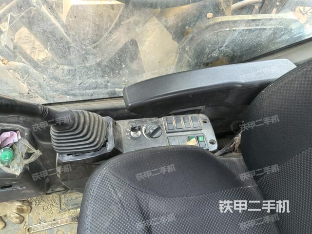 座椅右侧控制台/钥匙门/油门/含右手柄（驾驶室部分）