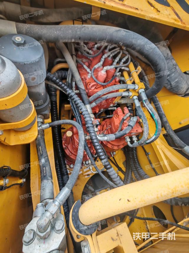 回转马达和主控阀（整机外观）