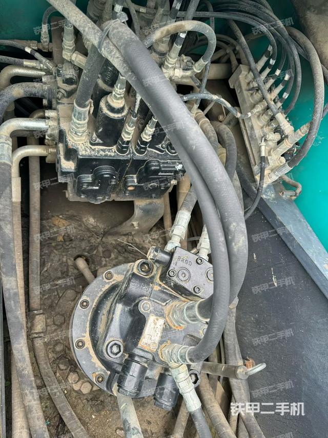 回转马达和主控阀（整机外观）