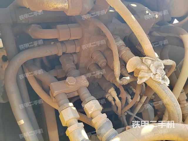 回转马达和主控阀（整机外观）