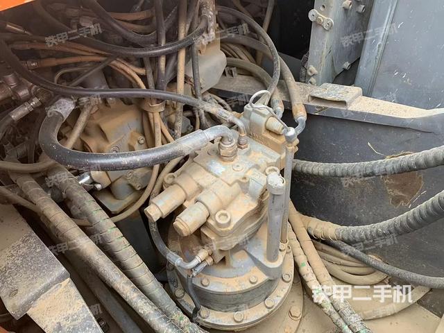 回轉馬達和主控閥（整機外觀）