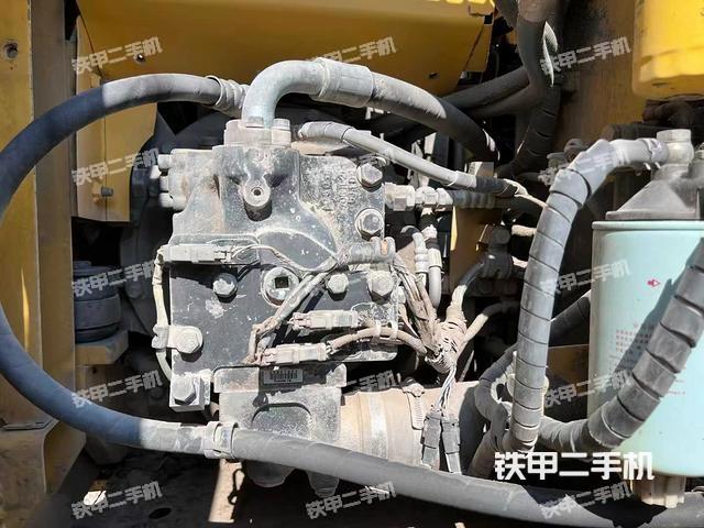 液压泵舱室正面整体（整机外观）