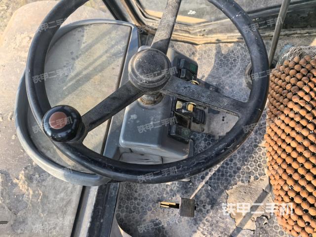 駕駛室頂蓬內(nèi)（壓路機駕駛室）