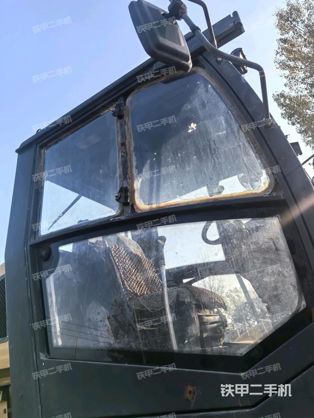 右側(cè)正面照（壓路機駕駛室）