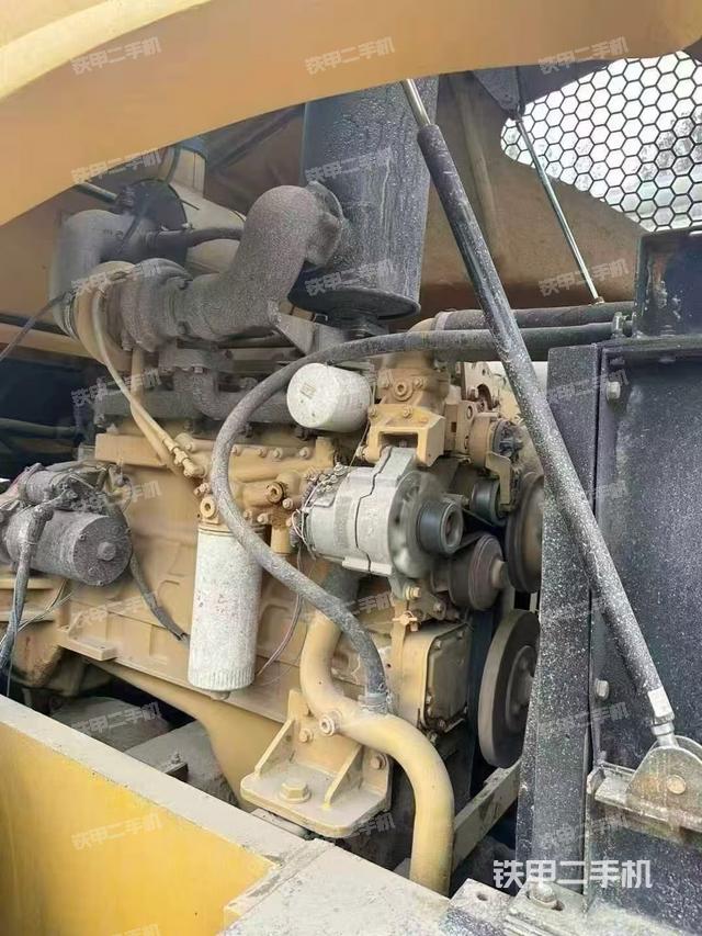 發(fā)動(dòng)機(jī)左側(cè)全景（壓路機(jī)發(fā)動(dòng)機(jī)艙）