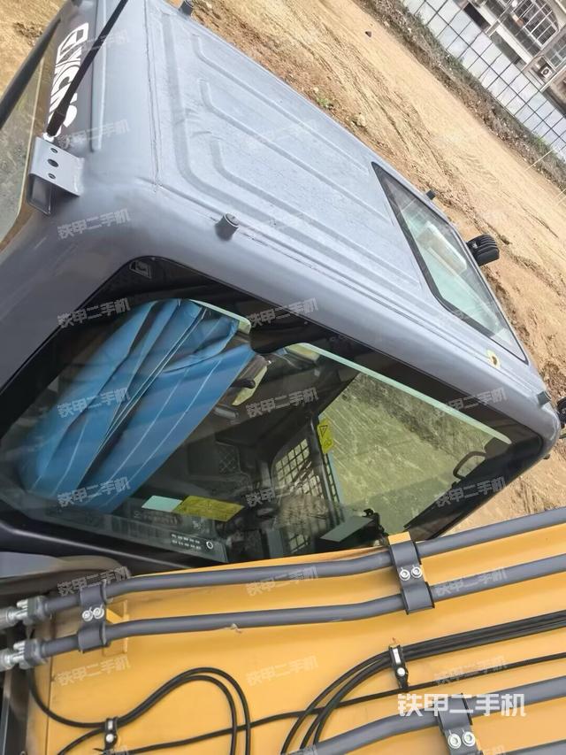 驾驶室顶部（整机外观）