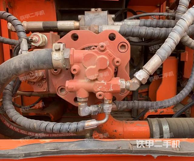 液压泵舱室正面整体（整机外观）