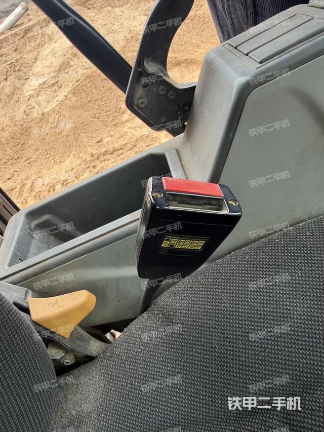 行走控制手柄和踏板 俯拍（驾驶室部分）