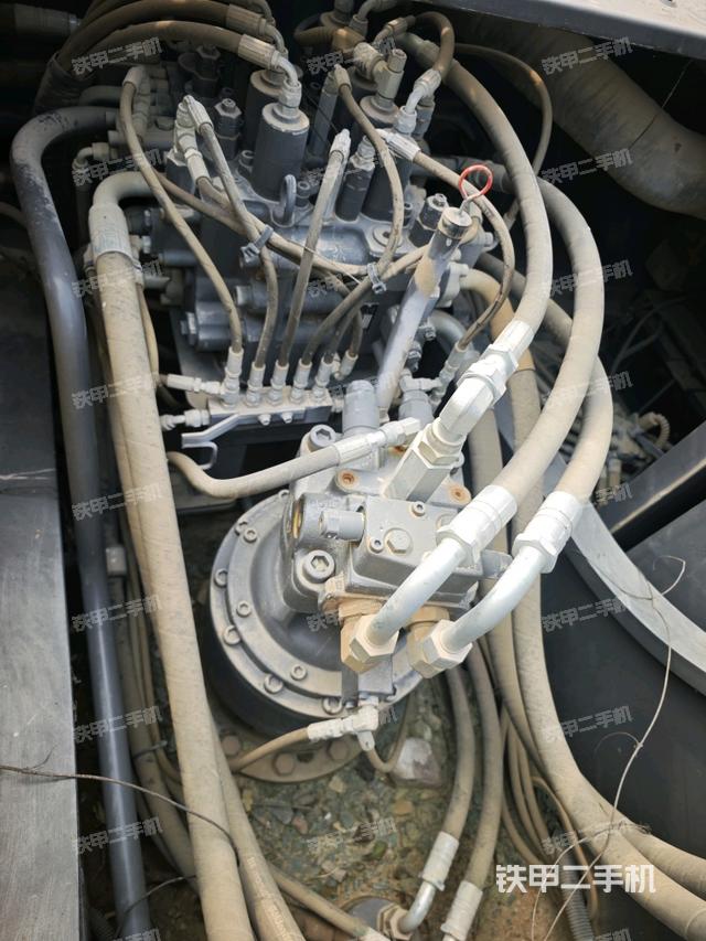 回转马达和主控阀（整机外观）