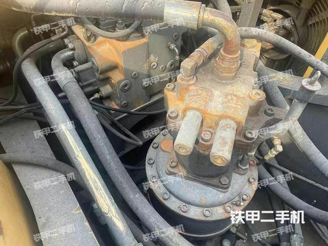 回转马达和主控阀（整机外观）