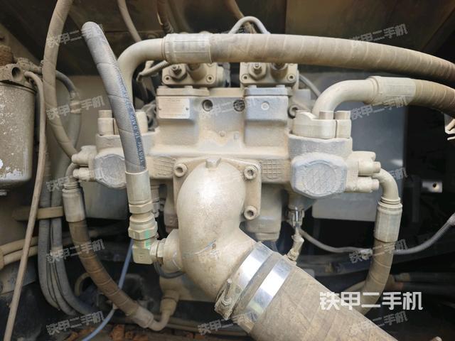 液压泵舱室正面整体（整机外观）