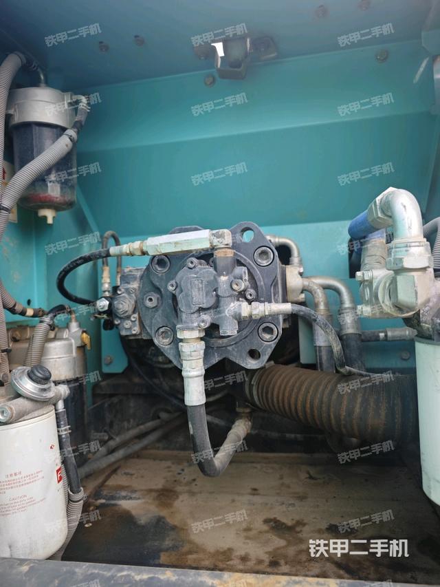 液压泵舱室正面整体（整机外观）