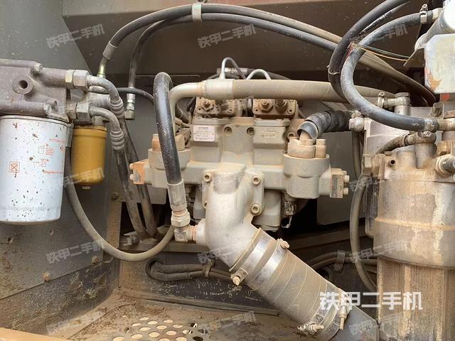 液壓泵艙室正面整體（整機外觀）