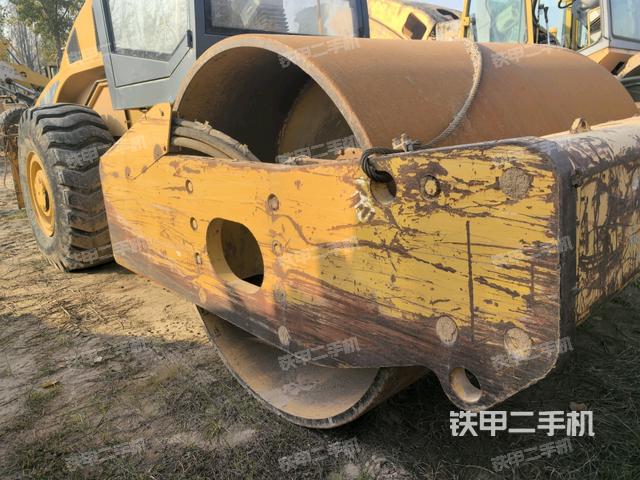 后轮右侧全景（压路机前后车架）