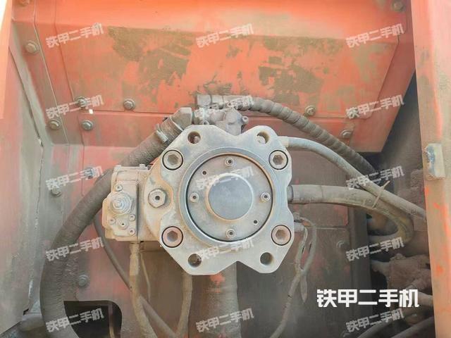 液压泵舱室正面整体（整机外观）