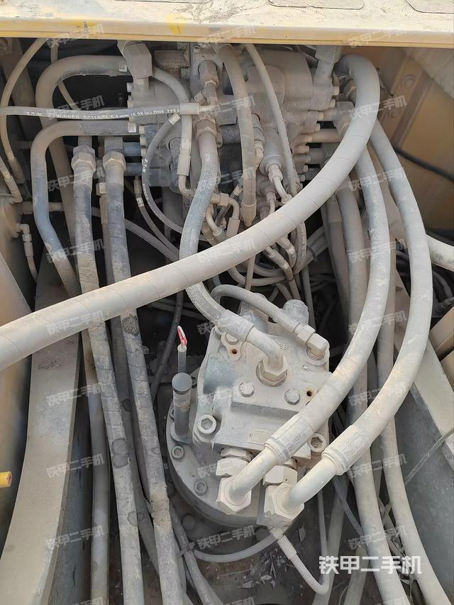 回转马达和主控阀（整机外观）