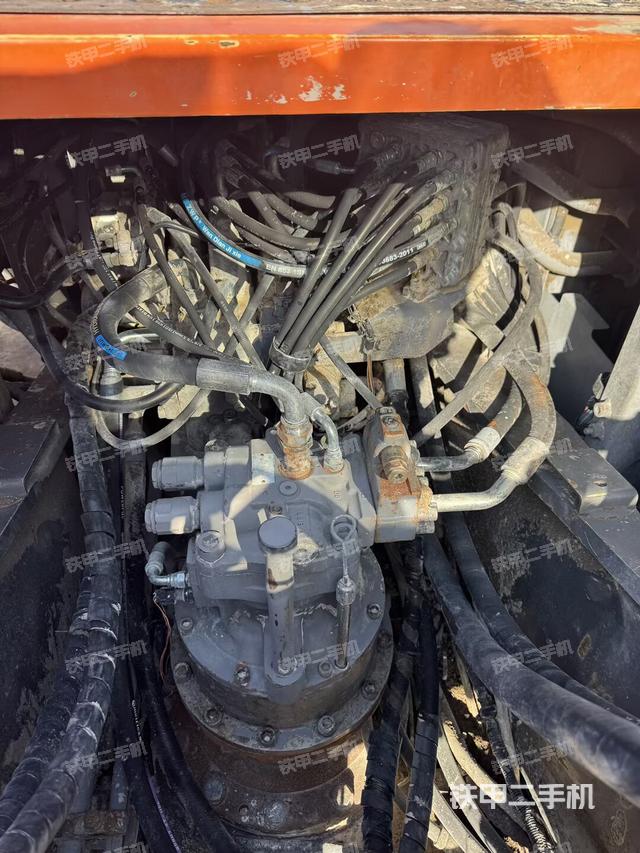 回转马达和主控阀（整机外观）