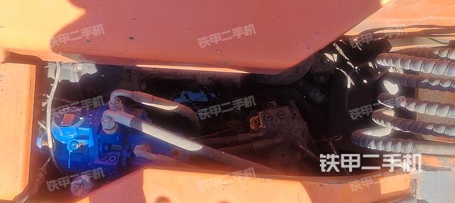 液压泵舱室正面整体（整机外观）