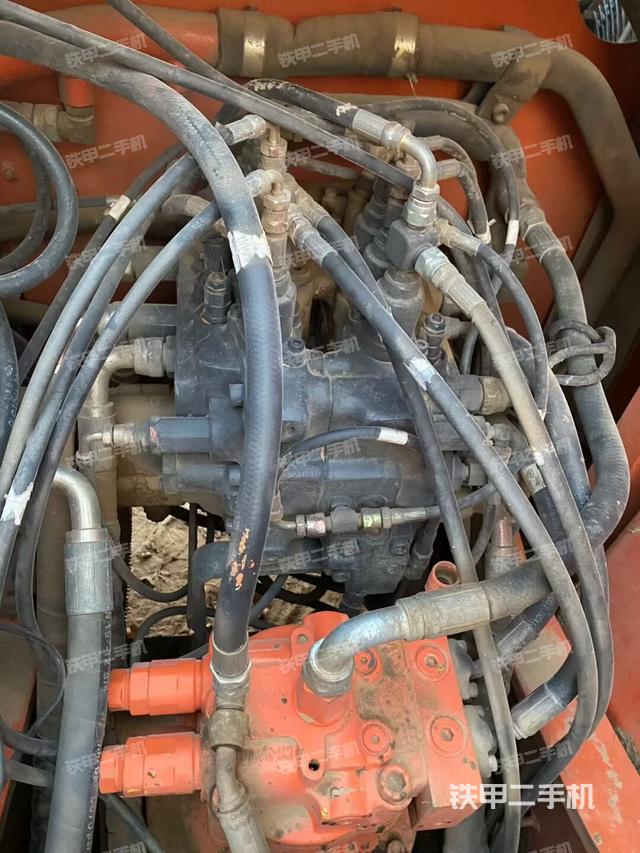 回转马达和主控阀（整机外观）