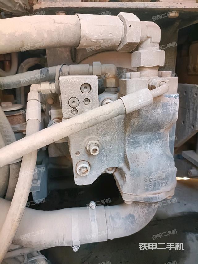 液压泵舱室正面整体（整机外观）